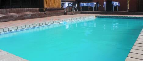 8 outdoor pools