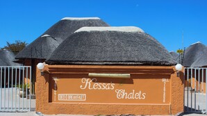 Edifici amb un rètol que diu 'Kessa's Chalets' i un número de telèfon.