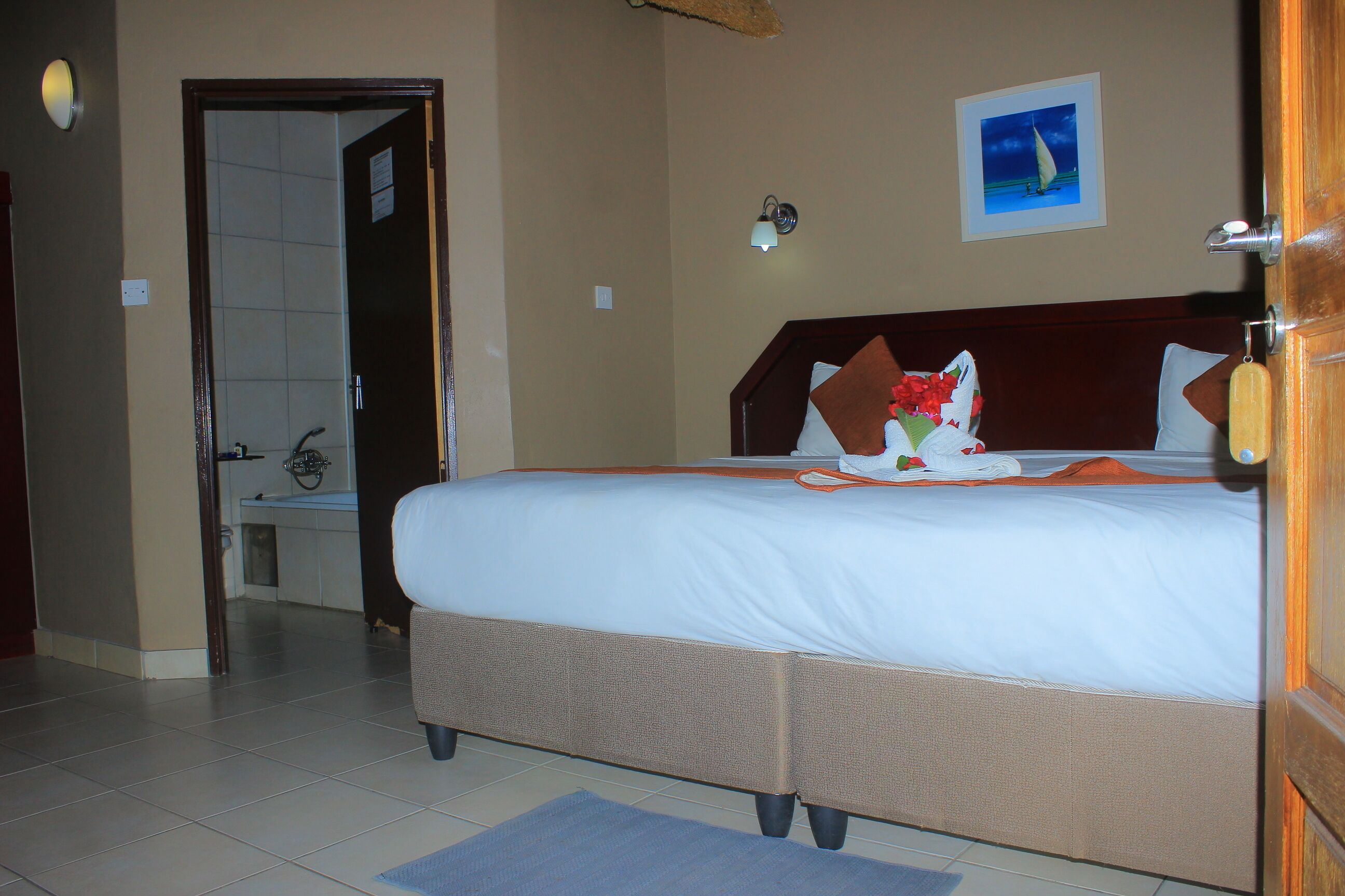 Kamar Standar | Meja kerja, ruang kerja ramah laptop, dan setrika/meja setrika