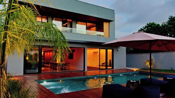 A modern two-story house with a swimming pool, outdoor seating, and a large umbrella. - Luxury Mansion VILLA MARIA (brand new) (Tibau do Sul- RN)