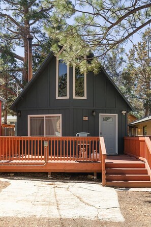 Exterior - Cozy Bear Cabin, Near Slopes w/ EV charger, Deck (Big Bear)