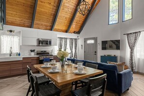 Fridge, microwave, oven, stovetop - Cozy Bear Cabin, Near Slopes w/ EV charger, Deck (Big Bear)
