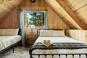 2 bedrooms, desk, WiFi, bed sheets - The Silver Coyote, w/ Bear Mtn Views & Firepit (Big Bear Lake)