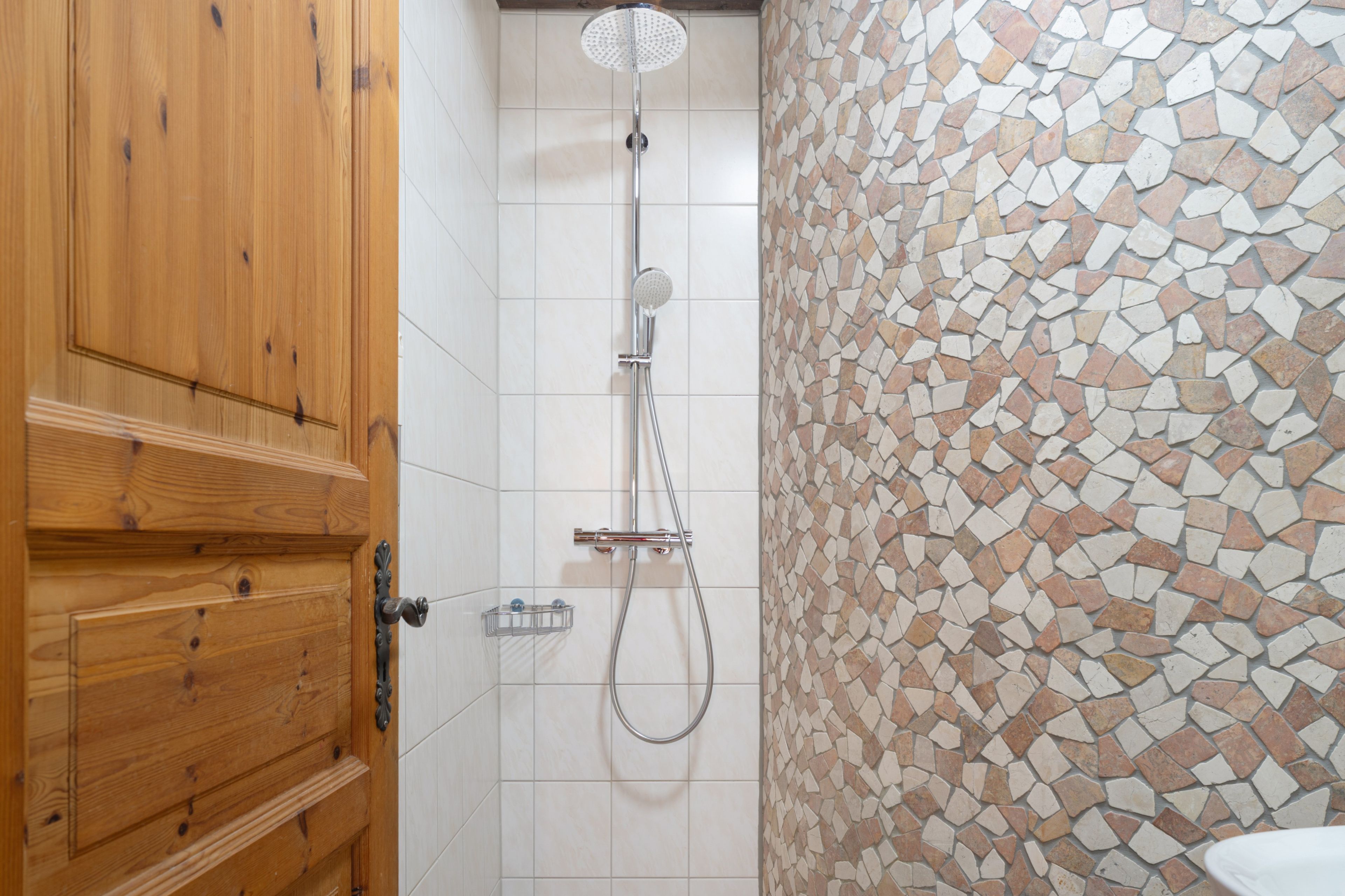 Ducha con cabezal de ducha tipo lluvia, cabezal de ducha de mano y ducha de mano.