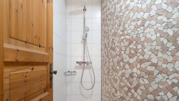 Ducha con cabezal de ducha tipo lluvia, cabezal de ducha de mano y ducha de mano.