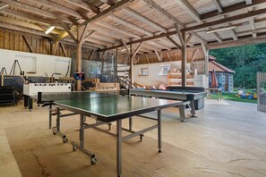 A spacious indoor area with a ping pong table, a foosball table, and a billiards table. - Drei Zinnen Holiday Apartment (Hiltpoltstein)
