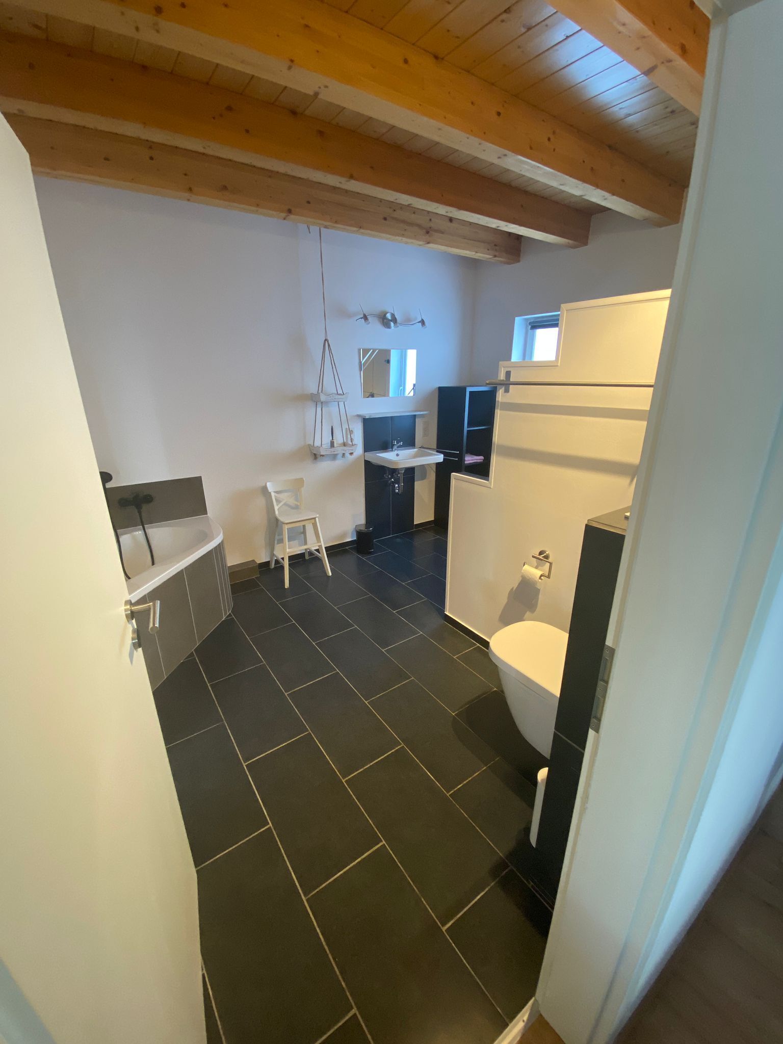 Une salle de bain avec des toilettes, un lavabo et un miroir.