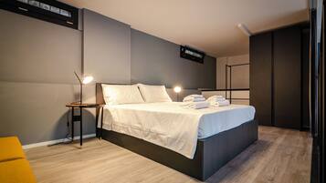 Loft (Saffi Loft 5) | Schreibtisch, Verdunkelungsvorhänge, Bügeleisen/Bügelbrett