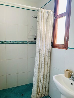 Shower, hair dryer, towels, soap - On UNESCO property 3-bedroom quaint house surrounded by gardens in Barranco (Barranco)
