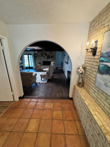 3-bedroom farmhouse in Quinlan with cozy charming rooms