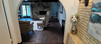 3-bedroom farmhouse in Quinlan with cozy charming rooms