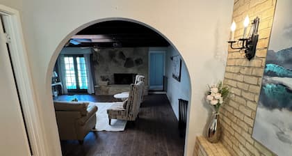 3-bedroom farmhouse in Quinlan with cozy charming rooms