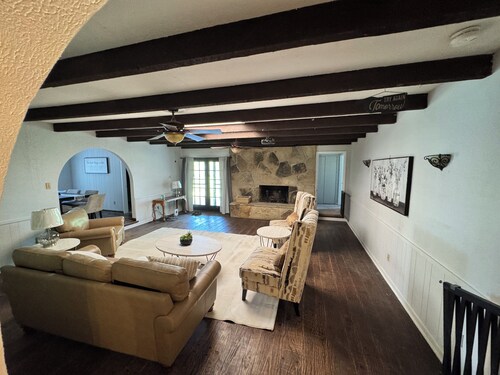 3-bedroom farmhouse in Quinlan with cozy charming rooms/hot tub: 30 acres