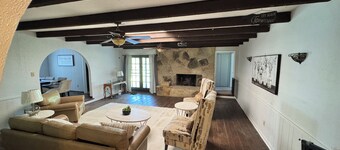3-bedroom farmhouse in Quinlan with cozy charming rooms/hot tub: 30 acres