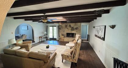 3-bedroom farmhouse in Quinlan with cozy charming rooms/hot tub: 30 acres