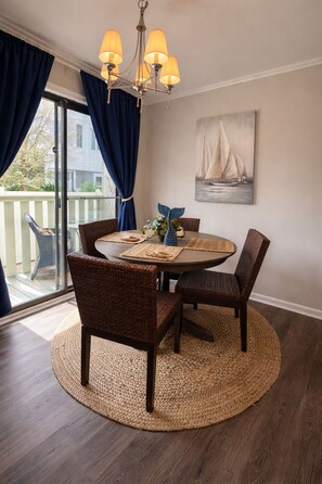 Dining - Cozy Beach Condo-Walk to beach-Sleeps 4 (Myrtle Beach)