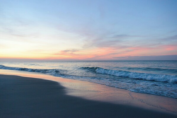Beach nearby, sun-loungers, beach towels - Cozy Beach Condo-Walk to beach-Sleeps 4 (Myrtle Beach)