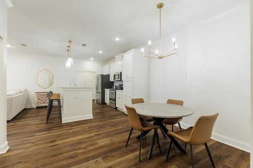 Executive condo...traveling professionals, look no further!