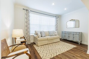 Living area - Executive condo...traveling professionals, look no further! (Valdosta)