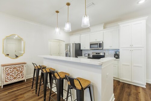 Executive condo...traveling professionals, look no further!