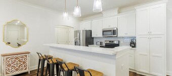 Executive condo...traveling professionals, look no further!