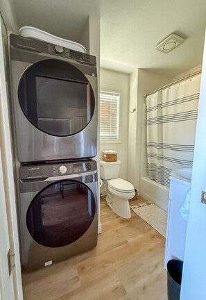 Haartrockner, Handtücher, Seife, Toilettenpapier