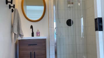 Serviettes fournies, savon, papier de toilette