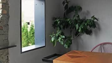 Familjerum för fyra - balkong - utsikt mot trädgården | Restauranger