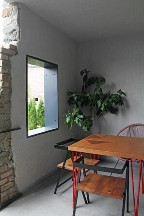 Familien-Vierbettzimmer, Balkon, Gartenblick | Speisen