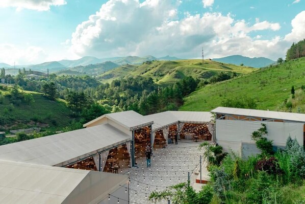 Outdoor dining - Hover Boutique Hotel (Dilijan)