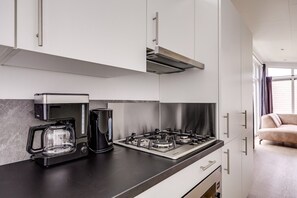 Wasserkocher mit Kaffee-/Teezubehör, Kühlschrank, Mikrowelle, Ofen