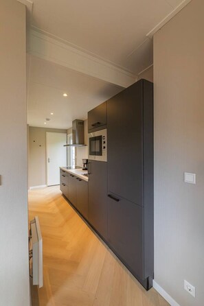 Fridge, microwave, oven, stovetop - Lessenaar 22 | 6 persoons chalet in Zennewijnen (Zennewijnen)