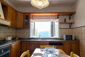 Fridge, microwave, oven, stovetop - Casa Teresa with Mountain View, Private Terrace, and Wi-Fi (Loppeglia)