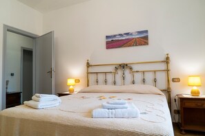 Iron/ironing board, WiFi, bed sheets - Casa Teresa with Mountain View, Private Terrace, and Wi-Fi (Loppeglia)