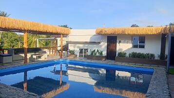 Room, 1 Bedroom, Smoking | Kolam renang