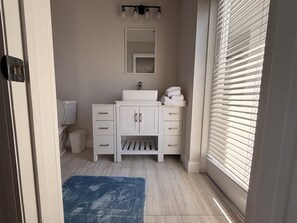 Dusche, Haartrockner, Handtücher, Toilettenpapier