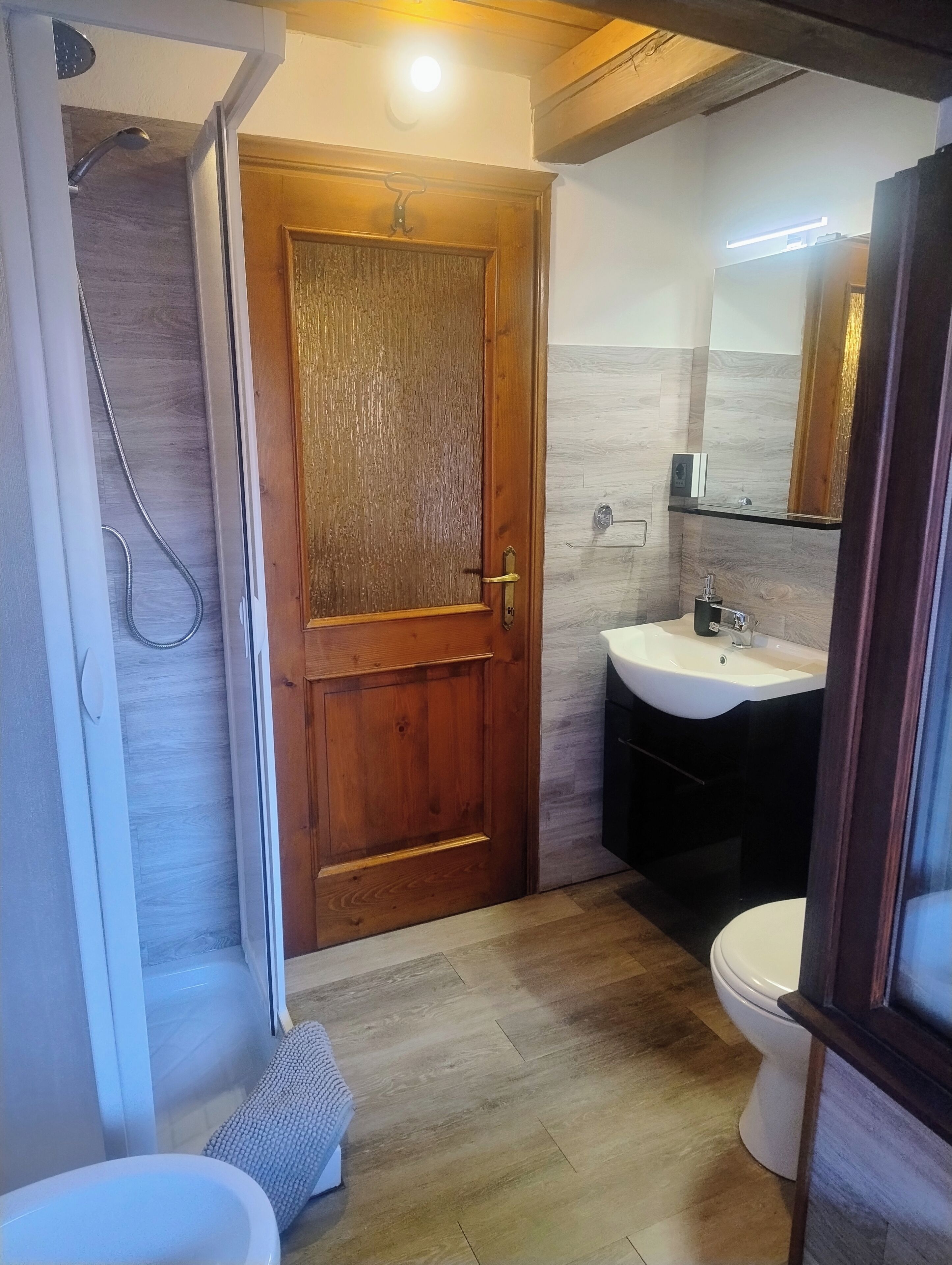 Doccia, asciugacapelli, bidet, asciugamani