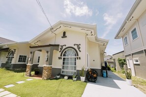 Exterior - Casa Mik Panglao Bohol Guesthouse and Tours - modern villa near white beaches (Dauis)