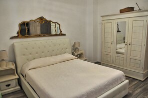 Iron/ironing board, bed sheets - Nivalu Apartment (Olbia)