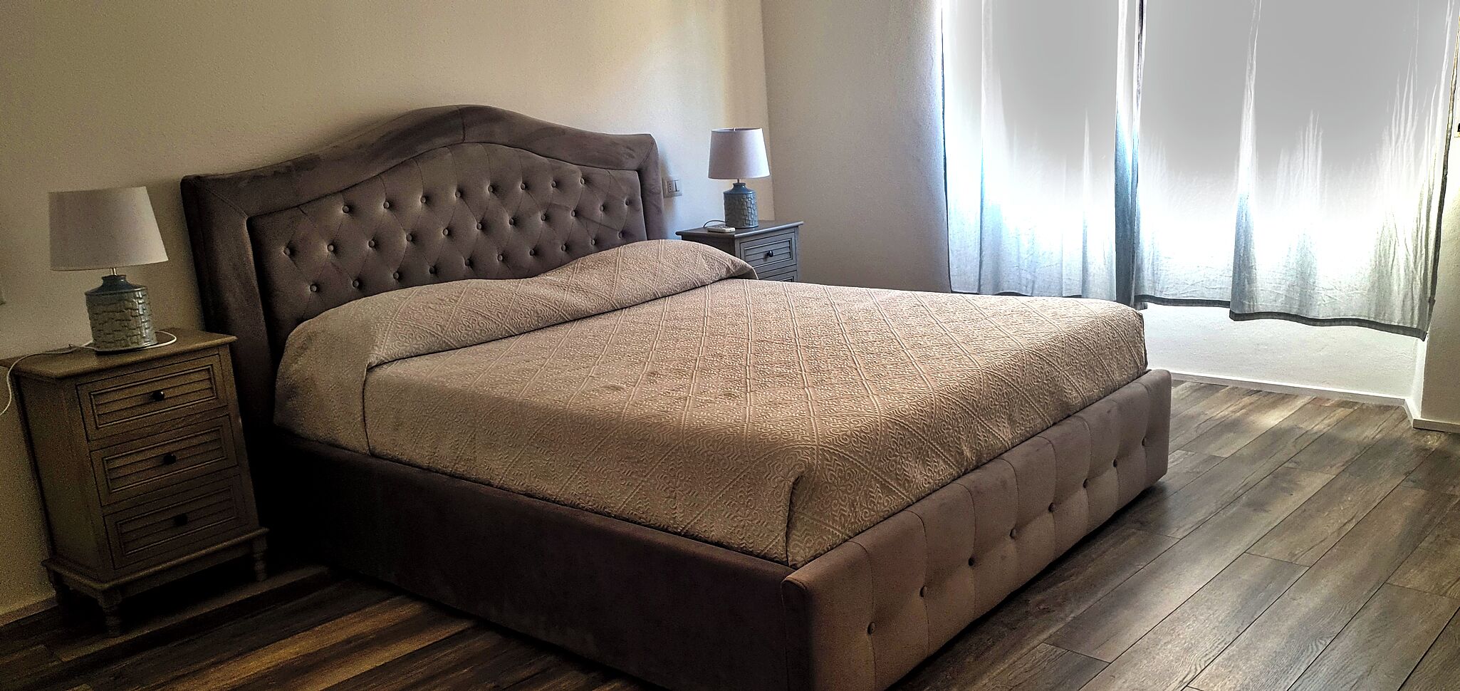 Tabla de planchar con plancha y ropa de cama 