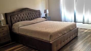 Tabla de planchar con plancha y ropa de cama