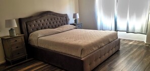 Iron/ironing board, bed sheets - Nivalu Apartment (Olbia)