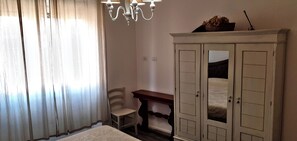 Iron/ironing board, bed sheets - Nivalu Apartment (Olbia)