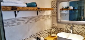 Shower, hair dryer, bidet, towels - Nivalu Apartment (Olbia)