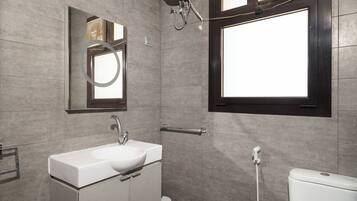 City Apartment, 2 Bedrooms, Private Bathroom, City View | Bathroom