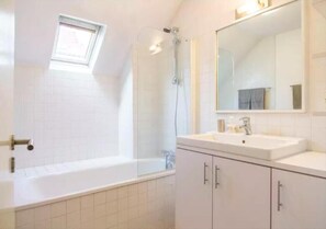 Bathroom - Room-brussels Guest House (Brussels)