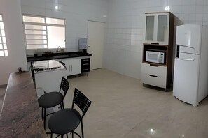 Microwave, oven, stovetop - Accommodation with Pool and Full Leisure Facilities (Sumaré)