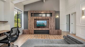 Apartment, Balcony, City View | Living area