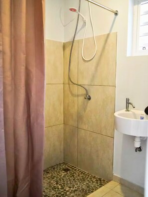Shower, hair dryer, towels, soap - Cozy Westpunt Studio Near Knip Beaches (Westpunt)
