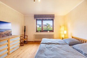 Iron/ironing board, WiFi, bed sheets